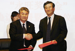 大(dà)山(shān)英佳總經理(lǐ)同海(hǎi)洋大(dà)學于志(zhì)剛校(xiào)長(cháng)共同簽署協議(yì)書(shū)