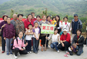 東(dōng)部店(diàn)第一(yī)屆李滄區(qū)百果山(shān)植樹(shù)活動