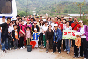 東(dōng)部店(diàn)第一(yī)屆李滄區(qū)百果山(shān)植樹(shù)活動