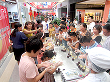 永旺煙(yān)台購(gòu)物(wù)中心舉行(xíng)"花(huā)樣月(yuè)餅你(nǐ)來(lái)做(zuò)"活動