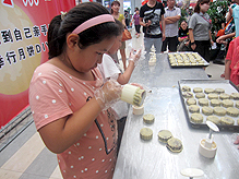 永旺煙(yān)台購(gòu)物(wù)中心舉行(xíng)"花(huā)樣月(yuè)餅你(nǐ)來(lái)做(zuò)"活動