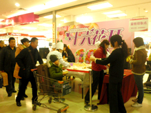 永旺東(dōng)部購(gòu)物(wù)中心16周年(nián)慶生(shēng)會(huì)，甜蜜蛋糕共分(fēn)享