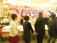 永旺東(dōng)部購(gòu)物(wù)中心16周年(nián)慶生(shēng)會(huì)，甜蜜蛋糕共分(fēn)享