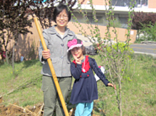 永旺煙(yān)台購(gòu)物(wù)中心2014植樹(shù)季,愛(ài)心植樹(shù)活動