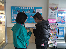 安全知(zhī)識進商場(chǎng) 青島永旺公益愛(ài)心手冊免費(fèi)發