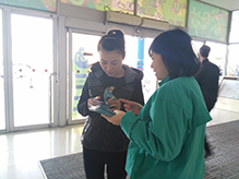 安全知(zhī)識進商場(chǎng) 青島永旺公益愛(ài)心手冊免費(fèi)發