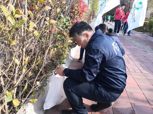 香港中路(lù)街(jiē)道(dào)黨史學習(xí)教育“我為(wèi)群衆辦實事(shì)”實踐活動啓動儀式暨“微(wēi)光(guāng)成炬 志(zhì)願同行(xíng)”青島永旺環境衛生(shēng)清掃活動