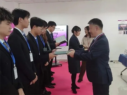 追光(guāng)而行(xíng)，築夢青春 —2023年(nián)永旺獎學金(jīn)證書(shū)頒發儀式（青島會(huì)場(chǎng)）成功舉辦