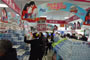 營業(yè)員(yuán)在耐心地(dì)幫助顧客選購(gòu)商品。