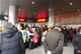 顧客們排起了(le)長(cháng)隊有(yǒu)序地(dì)進店(diàn)購(gòu)物(wù)。