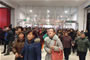 顧客們興高(gāo)采烈地(dì)進店(diàn)購(gòu)物(wù)。